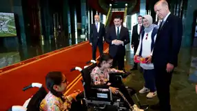 Erdoğan, Engelli Kızlara Tekerlekli Sandalye Hediye Etti